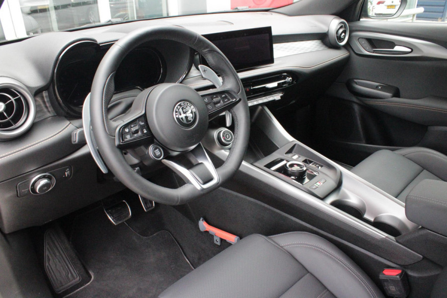 Alfa Romeo Tonale 1.5T Hybrid 160PK VELOCE | PREMIUM PACK: LEDEREN BEKLEDING/GEVENTILEERDE VOORSTOELEN/4-VOUDIG ELEKTRISCH VERSTELBARE LENDESTEUN VOORSTOELEN/ELEKTRISCH BEDIENBARE /HOOGGLANS ZWARTE RAAMOMLIJSTING/AMBIENT LIGHTING | TECHNOLOGY PACK: PARKEERWAARSCHUWING VOOR EN ACHTER/360° CAMERA/AUTOMATISCH INPARKEREN/ AUTONOMOUS DRIVING LEVEL 2: ADAPTIVE CRUISE CONTROL/LANE CENTERING ASSIST/TRAFFIC JAM ASSIST DODEHOEK DETECTIE AUTOMATISCH DIMMENDE BUITENSPIEGELS ELEKTRISCH BEDIENBARE ACHTERKLEP | WINTERPACK: STOELVERWARMING VOOR/STUURVERWARMING/VERWARMBARE RUITENSPROEIERS | 19" LICHTMET