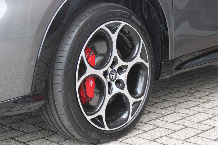 Alfa Romeo Tonale 1.5T Hybrid 160PK VELOCE | PREMIUM PACK: LEDEREN BEKLEDING/GEVENTILEERDE VOORSTOELEN/4-VOUDIG ELEKTRISCH VERSTELBARE LENDESTEUN VOORSTOELEN/ELEKTRISCH BEDIENBARE /HOOGGLANS ZWARTE RAAMOMLIJSTING/AMBIENT LIGHTING | TECHNOLOGY PACK: PARKEERWAARSCHUWING VOOR EN ACHTER/360° CAMERA/AUTOMATISCH INPARKEREN/ AUTONOMOUS DRIVING LEVEL 2: ADAPTIVE CRUISE CONTROL/LANE CENTERING ASSIST/TRAFFIC JAM ASSIST DODEHOEK DETECTIE AUTOMATISCH DIMMENDE BUITENSPIEGELS ELEKTRISCH BEDIENBARE ACHTERKLEP | WINTERPACK: STOELVERWARMING VOOR/STUURVERWARMING/VERWARMBARE RUITENSPROEIERS | 19" LICHTMET