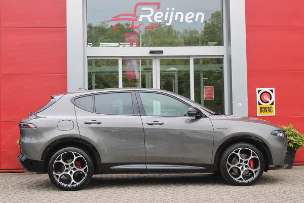 Alfa Romeo Tonale 1.5T Hybrid 160PK VELOCE | PREMIUM PACK: LEDEREN BEKLEDING/GEVENTILEERDE VOORSTOELEN/4-VOUDIG ELEKTRISCH VERSTELBARE LENDESTEUN VOORSTOELEN/ELEKTRISCH BEDIENBARE /HOOGGLANS ZWARTE RAAMOMLIJSTING/AMBIENT LIGHTING | TECHNOLOGY PACK: PARKEERWAARSCHUWING VOOR EN ACHTER/360° CAMERA/AUTOMATISCH INPARKEREN/ AUTONOMOUS DRIVING LEVEL 2: ADAPTIVE CRUISE CONTROL/LANE CENTERING ASSIST/TRAFFIC JAM ASSIST DODEHOEK DETECTIE AUTOMATISCH DIMMENDE BUITENSPIEGELS ELEKTRISCH BEDIENBARE ACHTERKLEP | WINTERPACK: STOELVERWARMING VOOR/STUURVERWARMING/VERWARMBARE RUITENSPROEIERS | 19" LICHTMET