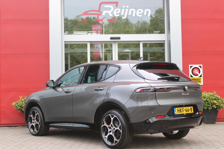 Alfa Romeo Tonale 1.5T Hybrid 160PK VELOCE | PREMIUM PACK: LEDEREN BEKLEDING/GEVENTILEERDE VOORSTOELEN/4-VOUDIG ELEKTRISCH VERSTELBARE LENDESTEUN VOORSTOELEN/ELEKTRISCH BEDIENBARE /HOOGGLANS ZWARTE RAAMOMLIJSTING/AMBIENT LIGHTING | TECHNOLOGY PACK: PARKEERWAARSCHUWING VOOR EN ACHTER/360° CAMERA/AUTOMATISCH INPARKEREN/ AUTONOMOUS DRIVING LEVEL 2: ADAPTIVE CRUISE CONTROL/LANE CENTERING ASSIST/TRAFFIC JAM ASSIST DODEHOEK DETECTIE AUTOMATISCH DIMMENDE BUITENSPIEGELS ELEKTRISCH BEDIENBARE ACHTERKLEP | WINTERPACK: STOELVERWARMING VOOR/STUURVERWARMING/VERWARMBARE RUITENSPROEIERS | 19" LICHTMET