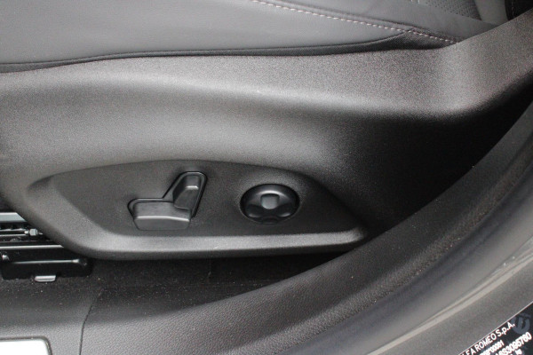 Alfa Romeo Tonale 1.5T Hybrid 160PK VELOCE | PREMIUM PACK: LEDEREN BEKLEDING/GEVENTILEERDE VOORSTOELEN/4-VOUDIG ELEKTRISCH VERSTELBARE LENDESTEUN VOORSTOELEN/ELEKTRISCH BEDIENBARE /HOOGGLANS ZWARTE RAAMOMLIJSTING/AMBIENT LIGHTING | TECHNOLOGY PACK: PARKEERWAARSCHUWING VOOR EN ACHTER/360° CAMERA/AUTOMATISCH INPARKEREN/ AUTONOMOUS DRIVING LEVEL 2: ADAPTIVE CRUISE CONTROL/LANE CENTERING ASSIST/TRAFFIC JAM ASSIST DODEHOEK DETECTIE AUTOMATISCH DIMMENDE BUITENSPIEGELS ELEKTRISCH BEDIENBARE ACHTERKLEP | WINTERPACK: STOELVERWARMING VOOR/STUURVERWARMING/VERWARMBARE RUITENSPROEIERS | 19" LICHTMET