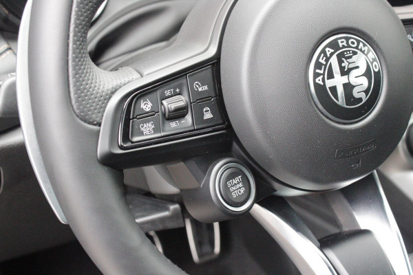 Alfa Romeo Tonale 1.5T Hybrid 160PK VELOCE | PREMIUM PACK: LEDEREN BEKLEDING/GEVENTILEERDE VOORSTOELEN/4-VOUDIG ELEKTRISCH VERSTELBARE LENDESTEUN VOORSTOELEN/ELEKTRISCH BEDIENBARE /HOOGGLANS ZWARTE RAAMOMLIJSTING/AMBIENT LIGHTING | TECHNOLOGY PACK: PARKEERWAARSCHUWING VOOR EN ACHTER/360° CAMERA/AUTOMATISCH INPARKEREN/ AUTONOMOUS DRIVING LEVEL 2: ADAPTIVE CRUISE CONTROL/LANE CENTERING ASSIST/TRAFFIC JAM ASSIST DODEHOEK DETECTIE AUTOMATISCH DIMMENDE BUITENSPIEGELS ELEKTRISCH BEDIENBARE ACHTERKLEP | WINTERPACK: STOELVERWARMING VOOR/STUURVERWARMING/VERWARMBARE RUITENSPROEIERS | 19" LICHTMET