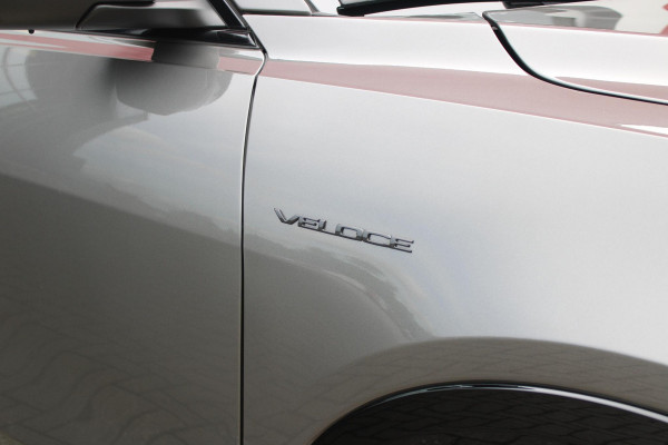 Alfa Romeo Tonale 1.5T Hybrid 160PK VELOCE | PREMIUM PACK: LEDEREN BEKLEDING/GEVENTILEERDE VOORSTOELEN/4-VOUDIG ELEKTRISCH VERSTELBARE LENDESTEUN VOORSTOELEN/ELEKTRISCH BEDIENBARE /HOOGGLANS ZWARTE RAAMOMLIJSTING/AMBIENT LIGHTING | TECHNOLOGY PACK: PARKEERWAARSCHUWING VOOR EN ACHTER/360° CAMERA/AUTOMATISCH INPARKEREN/ AUTONOMOUS DRIVING LEVEL 2: ADAPTIVE CRUISE CONTROL/LANE CENTERING ASSIST/TRAFFIC JAM ASSIST DODEHOEK DETECTIE AUTOMATISCH DIMMENDE BUITENSPIEGELS ELEKTRISCH BEDIENBARE ACHTERKLEP | WINTERPACK: STOELVERWARMING VOOR/STUURVERWARMING/VERWARMBARE RUITENSPROEIERS | 19" LICHTMET