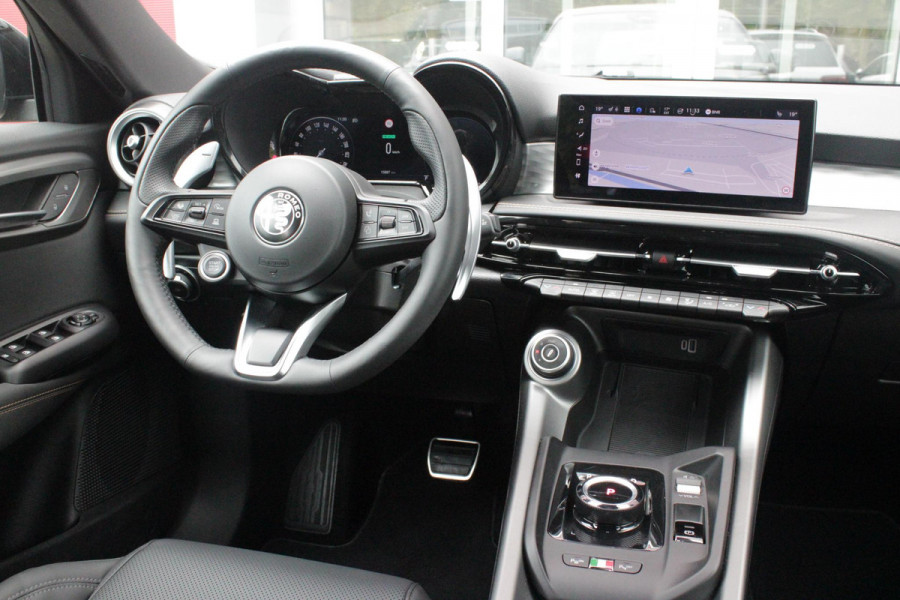 Alfa Romeo Tonale 1.5T Hybrid 160PK VELOCE | PREMIUM PACK: LEDEREN BEKLEDING/GEVENTILEERDE VOORSTOELEN/4-VOUDIG ELEKTRISCH VERSTELBARE LENDESTEUN VOORSTOELEN/ELEKTRISCH BEDIENBARE /HOOGGLANS ZWARTE RAAMOMLIJSTING/AMBIENT LIGHTING | TECHNOLOGY PACK: PARKEERWAARSCHUWING VOOR EN ACHTER/360° CAMERA/AUTOMATISCH INPARKEREN/ AUTONOMOUS DRIVING LEVEL 2: ADAPTIVE CRUISE CONTROL/LANE CENTERING ASSIST/TRAFFIC JAM ASSIST DODEHOEK DETECTIE AUTOMATISCH DIMMENDE BUITENSPIEGELS ELEKTRISCH BEDIENBARE ACHTERKLEP | WINTERPACK: STOELVERWARMING VOOR/STUURVERWARMING/VERWARMBARE RUITENSPROEIERS | 19" LICHTMET