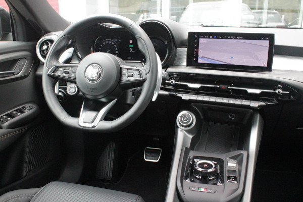 Alfa Romeo Tonale 1.5T Hybrid 160PK VELOCE | PREMIUM PACK: LEDEREN BEKLEDING/GEVENTILEERDE VOORSTOELEN/4-VOUDIG ELEKTRISCH VERSTELBARE LENDESTEUN VOORSTOELEN/ELEKTRISCH BEDIENBARE /HOOGGLANS ZWARTE RAAMOMLIJSTING/AMBIENT LIGHTING | TECHNOLOGY PACK: PARKEERWAARSCHUWING VOOR EN ACHTER/360° CAMERA/AUTOMATISCH INPARKEREN/ AUTONOMOUS DRIVING LEVEL 2: ADAPTIVE CRUISE CONTROL/LANE CENTERING ASSIST/TRAFFIC JAM ASSIST DODEHOEK DETECTIE AUTOMATISCH DIMMENDE BUITENSPIEGELS ELEKTRISCH BEDIENBARE ACHTERKLEP | WINTERPACK: STOELVERWARMING VOOR/STUURVERWARMING/VERWARMBARE RUITENSPROEIERS | 19" LICHTMET