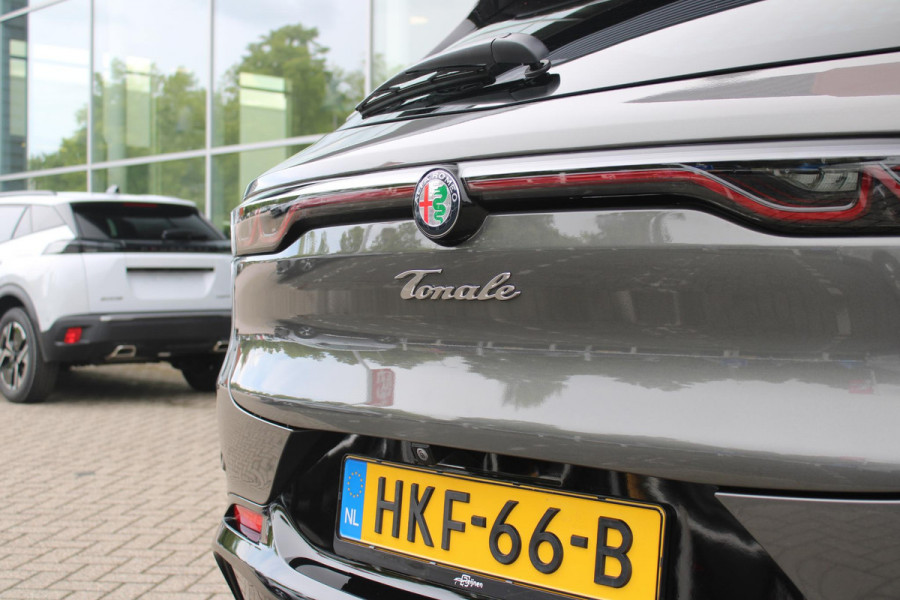 Alfa Romeo Tonale 1.5T Hybrid 160PK VELOCE | PREMIUM PACK: LEDEREN BEKLEDING/GEVENTILEERDE VOORSTOELEN/4-VOUDIG ELEKTRISCH VERSTELBARE LENDESTEUN VOORSTOELEN/ELEKTRISCH BEDIENBARE /HOOGGLANS ZWARTE RAAMOMLIJSTING/AMBIENT LIGHTING | TECHNOLOGY PACK: PARKEERWAARSCHUWING VOOR EN ACHTER/360° CAMERA/AUTOMATISCH INPARKEREN/ AUTONOMOUS DRIVING LEVEL 2: ADAPTIVE CRUISE CONTROL/LANE CENTERING ASSIST/TRAFFIC JAM ASSIST DODEHOEK DETECTIE AUTOMATISCH DIMMENDE BUITENSPIEGELS ELEKTRISCH BEDIENBARE ACHTERKLEP | WINTERPACK: STOELVERWARMING VOOR/STUURVERWARMING/VERWARMBARE RUITENSPROEIERS | 19" LICHTMET
