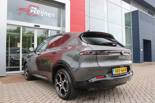 Alfa Romeo Tonale 1.5T Hybrid 160PK VELOCE | PREMIUM PACK: LEDEREN BEKLEDING/GEVENTILEERDE VOORSTOELEN/4-VOUDIG ELEKTRISCH VERSTELBARE LENDESTEUN VOORSTOELEN/ELEKTRISCH BEDIENBARE /HOOGGLANS ZWARTE RAAMOMLIJSTING/AMBIENT LIGHTING | TECHNOLOGY PACK: PARKEERWAARSCHUWING VOOR EN ACHTER/360° CAMERA/AUTOMATISCH INPARKEREN/ AUTONOMOUS DRIVING LEVEL 2: ADAPTIVE CRUISE CONTROL/LANE CENTERING ASSIST/TRAFFIC JAM ASSIST DODEHOEK DETECTIE AUTOMATISCH DIMMENDE BUITENSPIEGELS ELEKTRISCH BEDIENBARE ACHTERKLEP | WINTERPACK: STOELVERWARMING VOOR/STUURVERWARMING/VERWARMBARE RUITENSPROEIERS | 19" LICHTMET