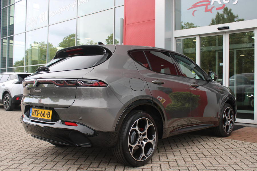 Alfa Romeo Tonale 1.5T Hybrid 160PK VELOCE | PREMIUM PACK: LEDEREN BEKLEDING/GEVENTILEERDE VOORSTOELEN/4-VOUDIG ELEKTRISCH VERSTELBARE LENDESTEUN VOORSTOELEN/ELEKTRISCH BEDIENBARE /HOOGGLANS ZWARTE RAAMOMLIJSTING/AMBIENT LIGHTING | TECHNOLOGY PACK: PARKEERWAARSCHUWING VOOR EN ACHTER/360° CAMERA/AUTOMATISCH INPARKEREN/ AUTONOMOUS DRIVING LEVEL 2: ADAPTIVE CRUISE CONTROL/LANE CENTERING ASSIST/TRAFFIC JAM ASSIST DODEHOEK DETECTIE AUTOMATISCH DIMMENDE BUITENSPIEGELS ELEKTRISCH BEDIENBARE ACHTERKLEP | WINTERPACK: STOELVERWARMING VOOR/STUURVERWARMING/VERWARMBARE RUITENSPROEIERS | 19" LICHTMET