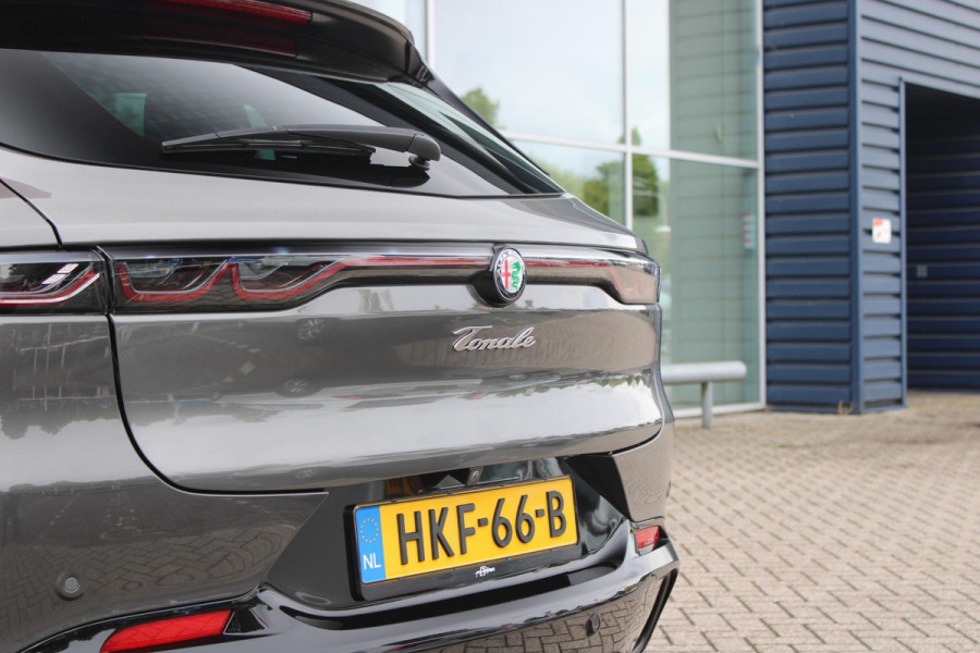 Alfa Romeo Tonale 1.5T Hybrid 160PK VELOCE | PREMIUM PACK: LEDEREN BEKLEDING/GEVENTILEERDE VOORSTOELEN/4-VOUDIG ELEKTRISCH VERSTELBARE LENDESTEUN VOORSTOELEN/ELEKTRISCH BEDIENBARE /HOOGGLANS ZWARTE RAAMOMLIJSTING/AMBIENT LIGHTING | TECHNOLOGY PACK: PARKEERWAARSCHUWING VOOR EN ACHTER/360° CAMERA/AUTOMATISCH INPARKEREN/ AUTONOMOUS DRIVING LEVEL 2: ADAPTIVE CRUISE CONTROL/LANE CENTERING ASSIST/TRAFFIC JAM ASSIST DODEHOEK DETECTIE AUTOMATISCH DIMMENDE BUITENSPIEGELS ELEKTRISCH BEDIENBARE ACHTERKLEP | WINTERPACK: STOELVERWARMING VOOR/STUURVERWARMING/VERWARMBARE RUITENSPROEIERS | 19" LICHTMET
