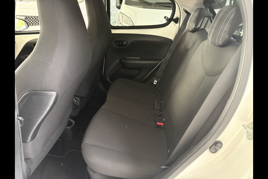 Peugeot 108 1.0 e-VTi Access Airco - Cruise control - Radio - Led verlichting - USB-aansluiting - Start/stop systeem - Achterbank neerklapbaar