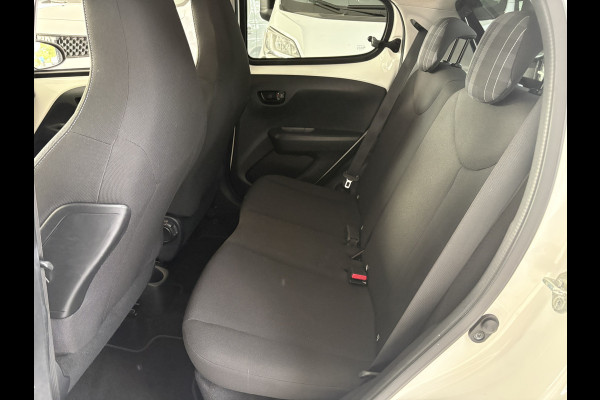 Peugeot 108 1.0 e-VTi Access Airco - Cruise control - Radio - Led verlichting - USB-aansluiting - Start/stop systeem - Achterbank neerklapbaar