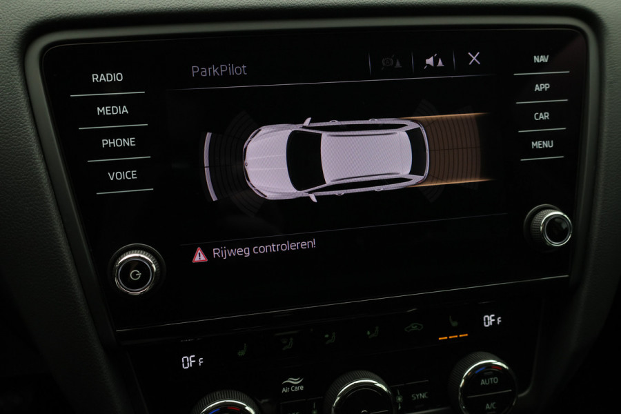 Škoda Octavia Combi 1.5 TSI Greentech Style Business Climate, Cruise, Apple Carplay, Stoelverwarming, PDC, Trekhaak, 17''