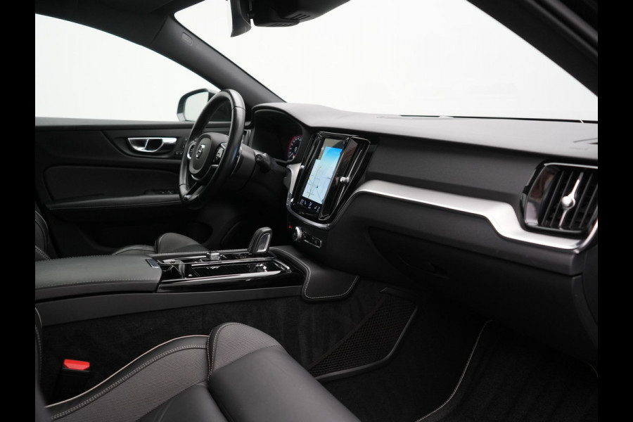 Volvo V60 T8 Twin Engine AWD R-Design PHEV 390pk Dealer O.H. | Trekhaak Af Fabriek | Panodak | Head Up | Harman / Kardon | Camera | Lederen Sportstoelen Memory & Verwarmd | Apple Carplay | Stuur Verwarmd | Navigatie | DAB | Plug In Hybrid |