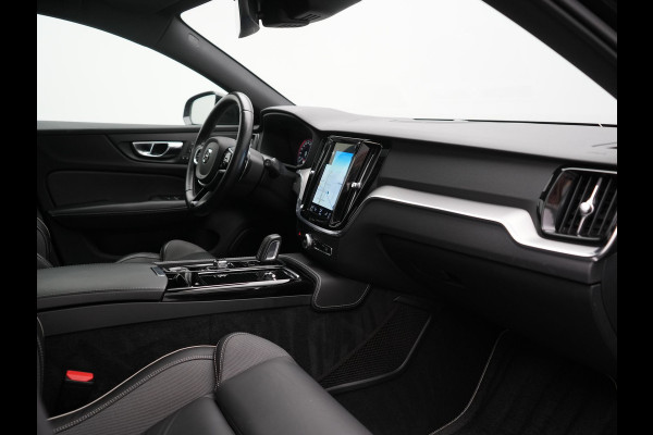 Volvo V60 T8 Twin Engine AWD R-Design PHEV 390pk Dealer O.H. | Trekhaak Af Fabriek | Panodak | Head Up | Harman / Kardon | Camera | Lederen Sportstoelen Memory & Verwarmd | Apple Carplay | Stuur Verwarmd | Navigatie | DAB | Plug In Hybrid |