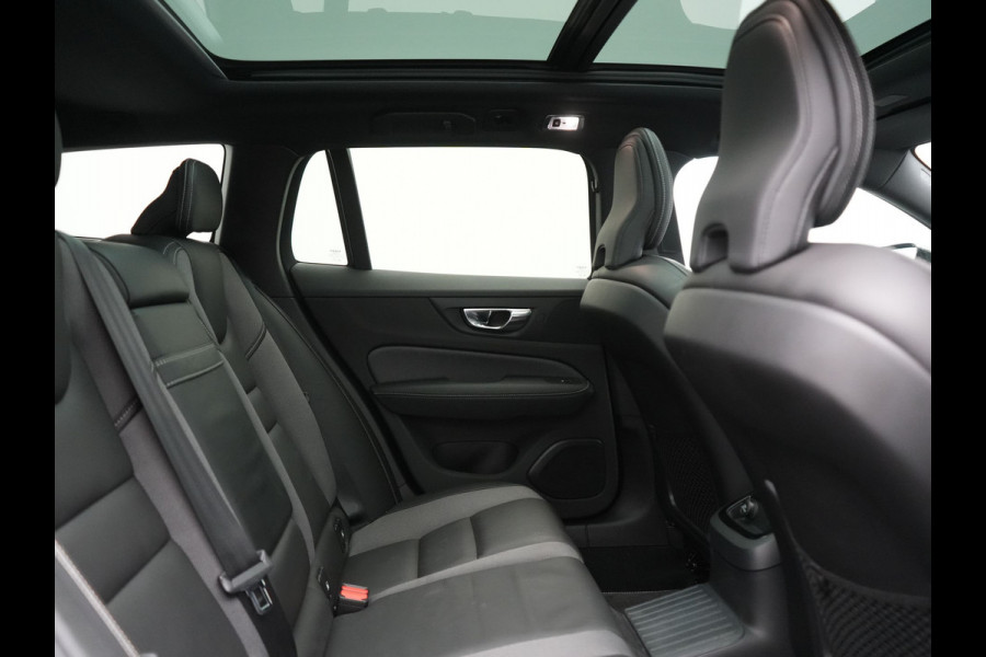Volvo V60 T8 Twin Engine AWD R-Design PHEV 390pk Dealer O.H. | Trekhaak Af Fabriek | Panodak | Head Up | Harman / Kardon | Camera | Lederen Sportstoelen Memory & Verwarmd | Apple Carplay | Stuur Verwarmd | Navigatie | DAB | Plug In Hybrid |
