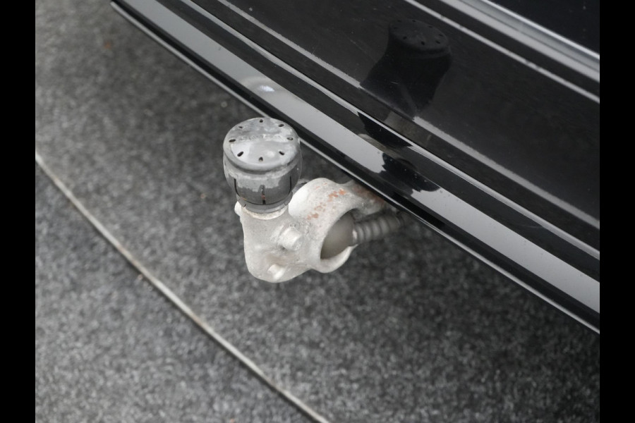 Volvo V60 T8 Twin Engine AWD R-Design PHEV 390pk Dealer O.H. | Trekhaak Af Fabriek | Panodak | Head Up | Harman / Kardon | Camera | Lederen Sportstoelen Memory & Verwarmd | Apple Carplay | Stuur Verwarmd | Navigatie | DAB | Plug In Hybrid |