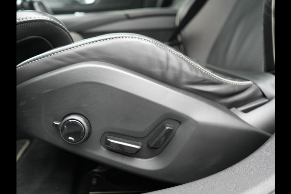 Volvo V60 T8 Twin Engine AWD R-Design PHEV 390pk Dealer O.H. | Trekhaak Af Fabriek | Panodak | Head Up | Harman / Kardon | Camera | Lederen Sportstoelen Memory & Verwarmd | Apple Carplay | Stuur Verwarmd | Navigatie | DAB | Plug In Hybrid |