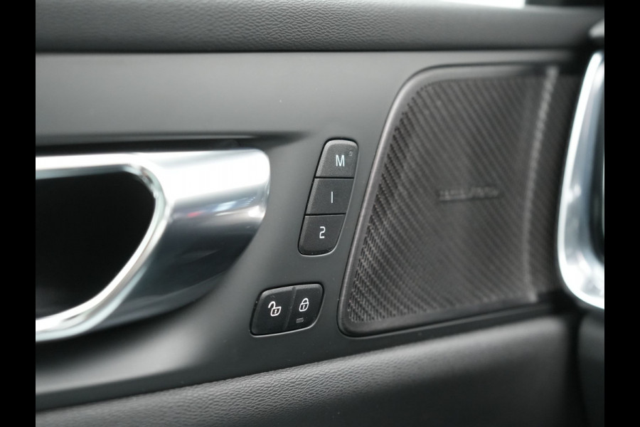 Volvo V60 T8 Twin Engine AWD R-Design PHEV 390pk Dealer O.H. | Trekhaak Af Fabriek | Panodak | Head Up | Harman / Kardon | Camera | Lederen Sportstoelen Memory & Verwarmd | Apple Carplay | Stuur Verwarmd | Navigatie | DAB | Plug In Hybrid |