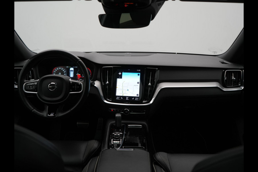 Volvo V60 T8 Twin Engine AWD R-Design PHEV 390pk Dealer O.H. | Trekhaak Af Fabriek | Panodak | Head Up | Harman / Kardon | Camera | Lederen Sportstoelen Memory & Verwarmd | Apple Carplay | Stuur Verwarmd | Navigatie | DAB | Plug In Hybrid |