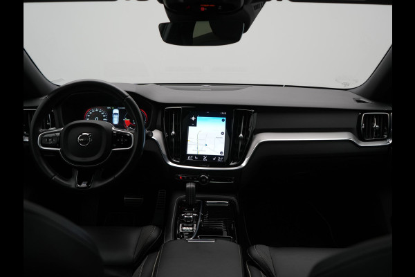 Volvo V60 T8 Twin Engine AWD R-Design PHEV 390pk Dealer O.H. | Trekhaak Af Fabriek | Panodak | Head Up | Harman / Kardon | Camera | Lederen Sportstoelen Memory & Verwarmd | Apple Carplay | Stuur Verwarmd | Navigatie | DAB | Plug In Hybrid |