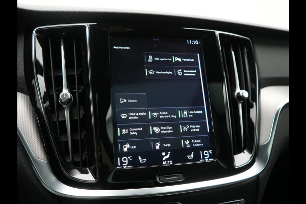 Volvo V60 T8 Twin Engine AWD R-Design PHEV 390pk Dealer O.H. | Trekhaak Af Fabriek | Panodak | Head Up | Harman / Kardon | Camera | Lederen Sportstoelen Memory & Verwarmd | Apple Carplay | Stuur Verwarmd | Navigatie | DAB | Plug In Hybrid |