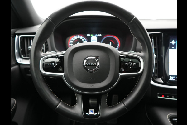 Volvo V60 T8 Twin Engine AWD R-Design PHEV 390pk Dealer O.H. | Trekhaak Af Fabriek | Panodak | Head Up | Harman / Kardon | Camera | Lederen Sportstoelen Memory & Verwarmd | Apple Carplay | Stuur Verwarmd | Navigatie | DAB | Plug In Hybrid |