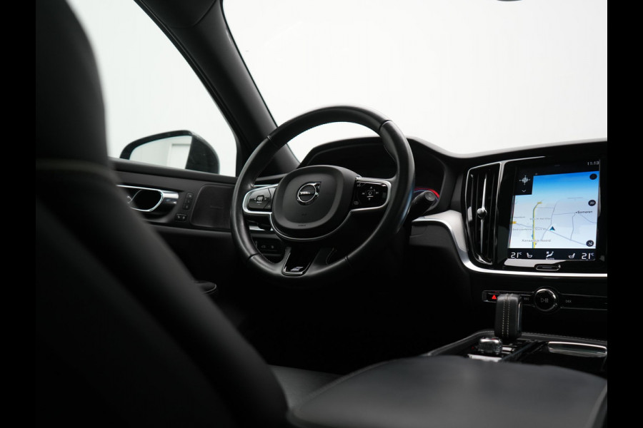 Volvo V60 T8 Twin Engine AWD R-Design PHEV 390pk Dealer O.H. | Trekhaak Af Fabriek | Panodak | Head Up | Harman / Kardon | Camera | Lederen Sportstoelen Memory & Verwarmd | Apple Carplay | Stuur Verwarmd | Navigatie | DAB | Plug In Hybrid |