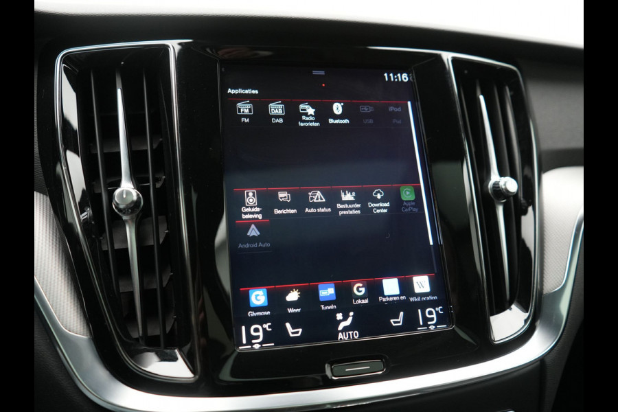 Volvo V60 T8 Twin Engine AWD R-Design PHEV 390pk Dealer O.H. | Trekhaak Af Fabriek | Panodak | Head Up | Harman / Kardon | Camera | Lederen Sportstoelen Memory & Verwarmd | Apple Carplay | Stuur Verwarmd | Navigatie | DAB | Plug In Hybrid |
