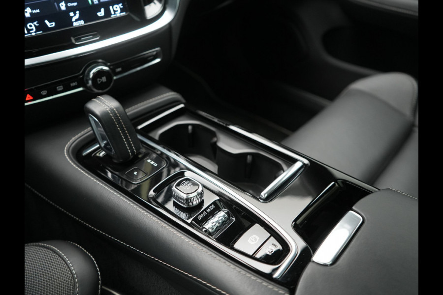 Volvo V60 T8 Twin Engine AWD R-Design PHEV 390pk Dealer O.H. | Trekhaak Af Fabriek | Panodak | Head Up | Harman / Kardon | Camera | Lederen Sportstoelen Memory & Verwarmd | Apple Carplay | Stuur Verwarmd | Navigatie | DAB | Plug In Hybrid |