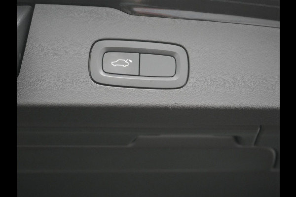 Volvo V60 T8 Twin Engine AWD R-Design PHEV 390pk Dealer O.H. | Trekhaak Af Fabriek | Panodak | Head Up | Harman / Kardon | Camera | Lederen Sportstoelen Memory & Verwarmd | Apple Carplay | Stuur Verwarmd | Navigatie | DAB | Plug In Hybrid |