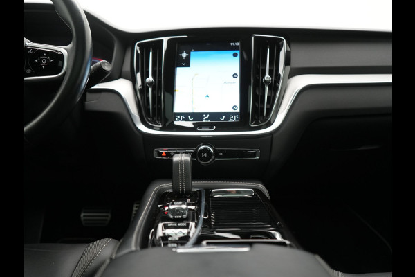 Volvo V60 T8 Twin Engine AWD R-Design PHEV 390pk Dealer O.H. | Trekhaak Af Fabriek | Panodak | Head Up | Harman / Kardon | Camera | Lederen Sportstoelen Memory & Verwarmd | Apple Carplay | Stuur Verwarmd | Navigatie | DAB | Plug In Hybrid |