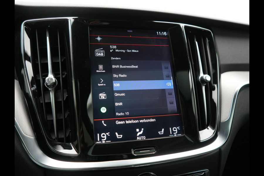 Volvo V60 T8 Twin Engine AWD R-Design PHEV 390pk Dealer O.H. | Trekhaak Af Fabriek | Panodak | Head Up | Harman / Kardon | Camera | Lederen Sportstoelen Memory & Verwarmd | Apple Carplay | Stuur Verwarmd | Navigatie | DAB | Plug In Hybrid |