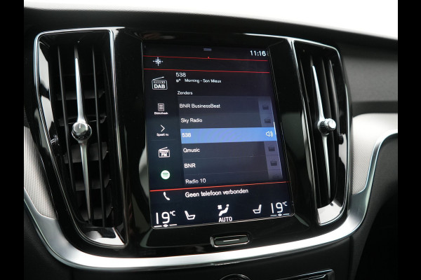Volvo V60 T8 Twin Engine AWD R-Design PHEV 390pk Dealer O.H. | Trekhaak Af Fabriek | Panodak | Head Up | Harman / Kardon | Camera | Lederen Sportstoelen Memory & Verwarmd | Apple Carplay | Stuur Verwarmd | Navigatie | DAB | Plug In Hybrid |