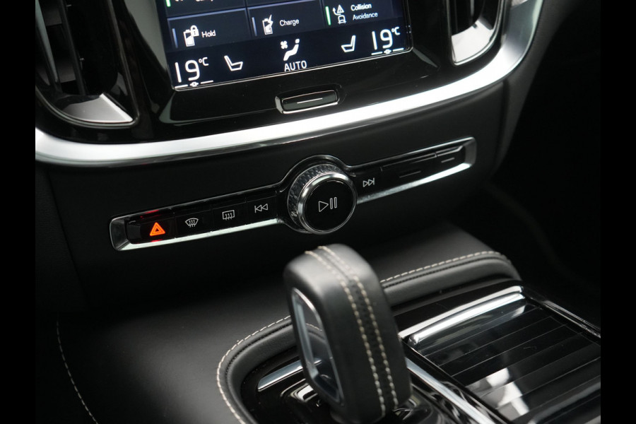 Volvo V60 T8 Twin Engine AWD R-Design PHEV 390pk Dealer O.H. | Trekhaak Af Fabriek | Panodak | Head Up | Harman / Kardon | Camera | Lederen Sportstoelen Memory & Verwarmd | Apple Carplay | Stuur Verwarmd | Navigatie | DAB | Plug In Hybrid |