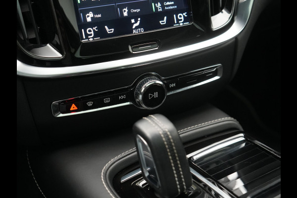 Volvo V60 T8 Twin Engine AWD R-Design PHEV 390pk Dealer O.H. | Trekhaak Af Fabriek | Panodak | Head Up | Harman / Kardon | Camera | Lederen Sportstoelen Memory & Verwarmd | Apple Carplay | Stuur Verwarmd | Navigatie | DAB | Plug In Hybrid |