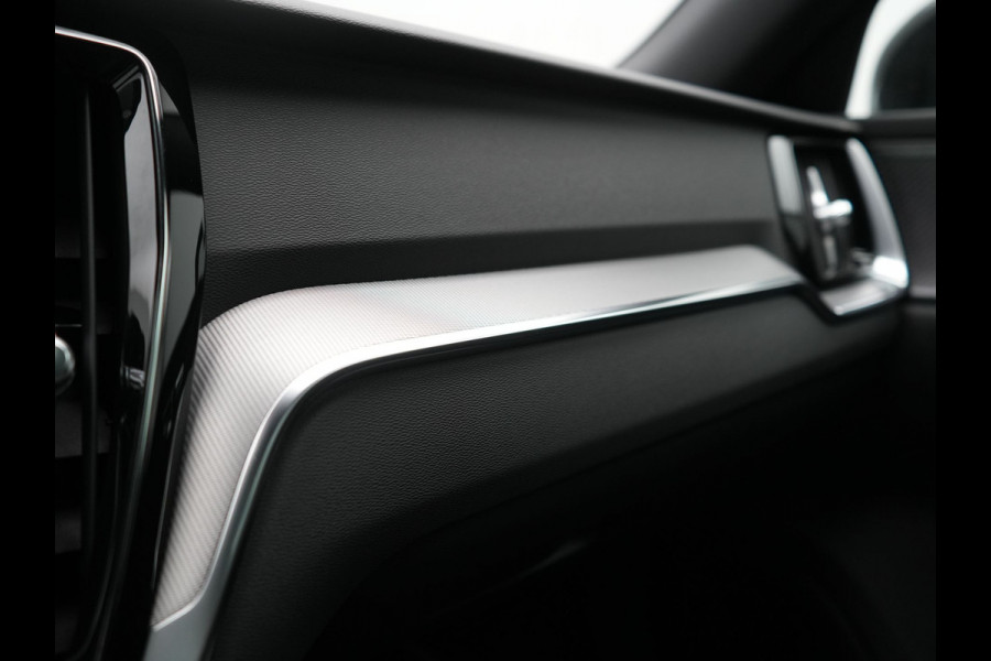 Volvo V60 T8 Twin Engine AWD R-Design PHEV 390pk Dealer O.H. | Trekhaak Af Fabriek | Panodak | Head Up | Harman / Kardon | Camera | Lederen Sportstoelen Memory & Verwarmd | Apple Carplay | Stuur Verwarmd | Navigatie | DAB | Plug In Hybrid |