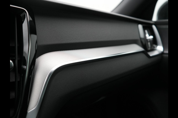Volvo V60 T8 Twin Engine AWD R-Design PHEV 390pk Dealer O.H. | Trekhaak Af Fabriek | Panodak | Head Up | Harman / Kardon | Camera | Lederen Sportstoelen Memory & Verwarmd | Apple Carplay | Stuur Verwarmd | Navigatie | DAB | Plug In Hybrid |