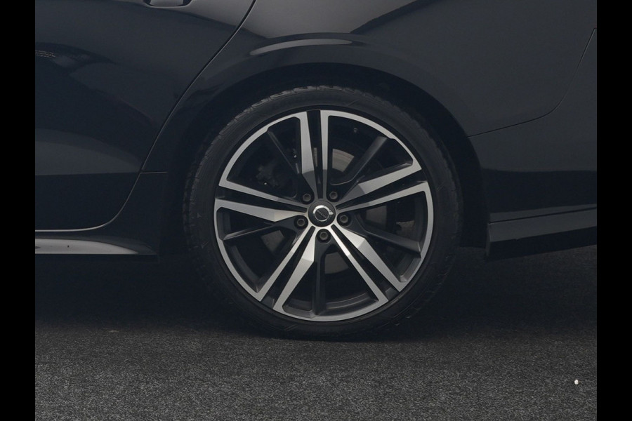 Volvo V60 T8 Twin Engine AWD R-Design PHEV 390pk Dealer O.H. | Trekhaak Af Fabriek | Panodak | Head Up | Harman / Kardon | Camera | Lederen Sportstoelen Memory & Verwarmd | Apple Carplay | Stuur Verwarmd | Navigatie | DAB | Plug In Hybrid |