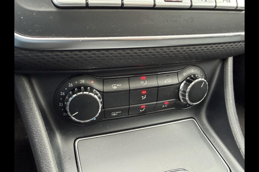 Mercedes-Benz A-Klasse 160 AMG | Panoramadak | Camera | Navigatie | 18 Inch Lichtmetalen Velgen |