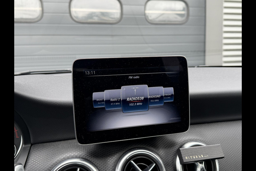 Mercedes-Benz A-Klasse 160 AMG | Panoramadak | Camera | Navigatie | 18 Inch Lichtmetalen Velgen |