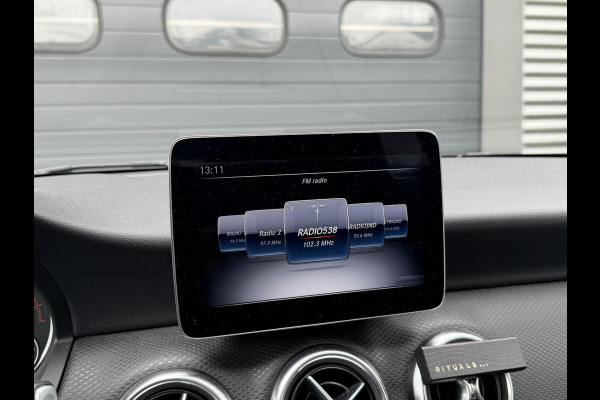 Mercedes-Benz A-Klasse 160 AMG | Panoramadak | Camera | Navigatie | 18 Inch Lichtmetalen Velgen |