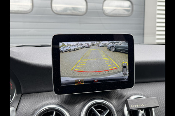 Mercedes-Benz A-Klasse 160 AMG | Panoramadak | Camera | Navigatie | 18 Inch Lichtmetalen Velgen |
