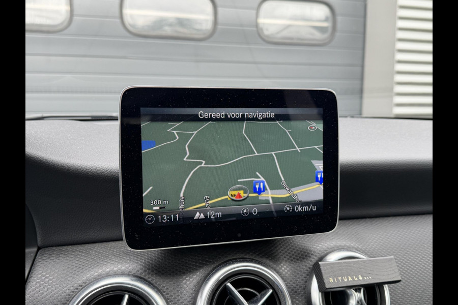 Mercedes-Benz A-Klasse 160 AMG | Panoramadak | Camera | Navigatie | 18 Inch Lichtmetalen Velgen |