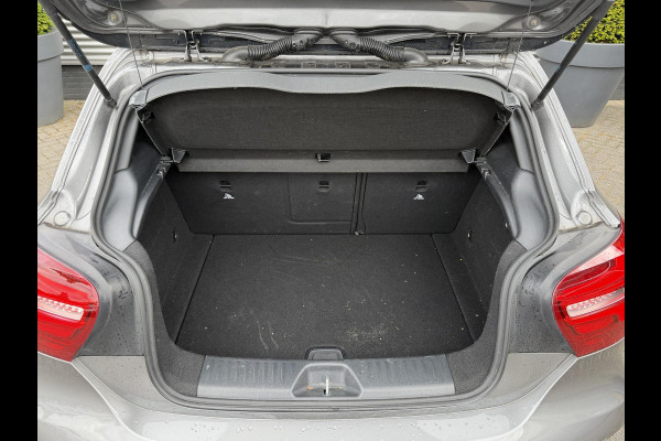 Mercedes-Benz A-Klasse 160 AMG | Panoramadak | Camera | Navigatie | 18 Inch Lichtmetalen Velgen |