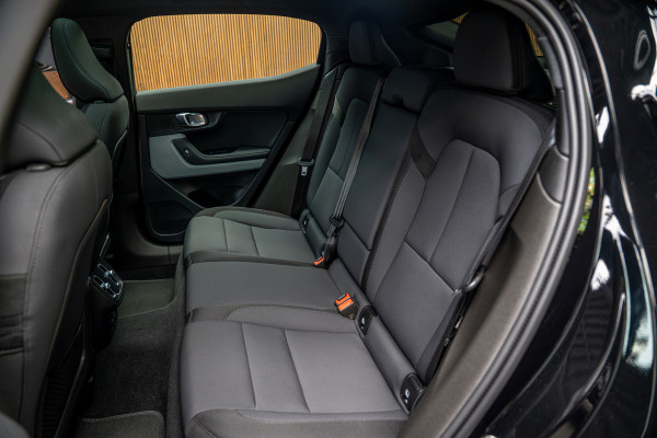 Polestar 2 Long Range Single Motor 78 kWh Panodak 360 Harman K.  ACC Alcantara Stuurverwarming Warmtepomp Memory seat Stoelverwarming voor & achter LM velgen