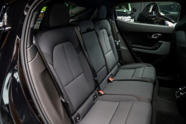 Polestar 2 Long Range Single Motor 78 kWh Panodak 360 Harman K.  ACC Alcantara Stuurverwarming Warmtepomp Memory seat Stoelverwarming voor & achter LM velgen