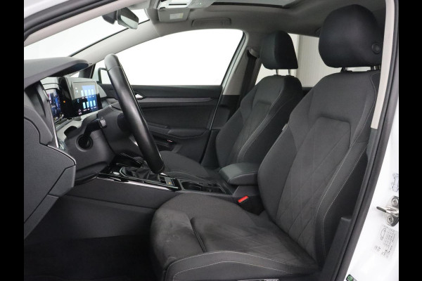 Volkswagen Golf 1.5 TSI Style | Panoramadak | Stoelverwarming | Head-Up | Trekhaak | Camera | Massage | Carplay | Navigatie | Adaptive cruise | Harman/Kardon | Sfeerverlichting | Keyless | Park Assist | Getint glas