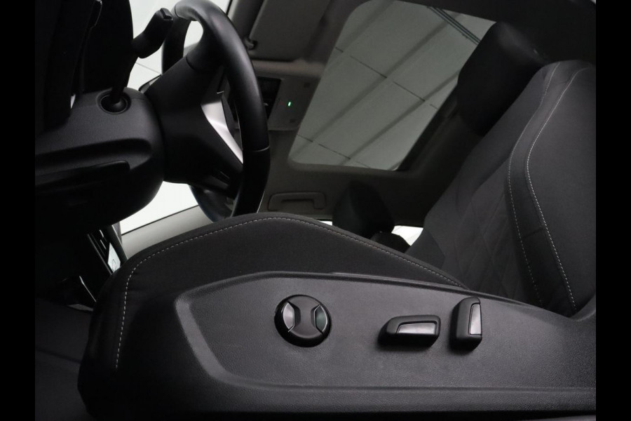 Volkswagen Golf 1.5 TSI Style | Panoramadak | Stoelverwarming | Head-Up | Trekhaak | Camera | Massage | Carplay | Navigatie | Adaptive cruise | Harman/Kardon | Sfeerverlichting | Keyless | Park Assist | Getint glas