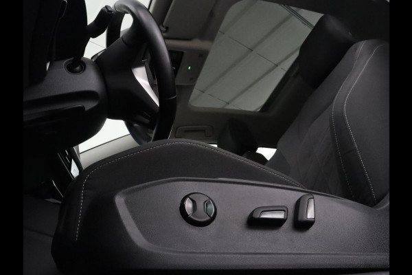 Volkswagen Golf 1.5 TSI Style | Panoramadak | Stoelverwarming | Head-Up | Trekhaak | Camera | Massage | Carplay | Navigatie | Adaptive cruise | Harman/Kardon | Sfeerverlichting | Keyless | Park Assist | Getint glas
