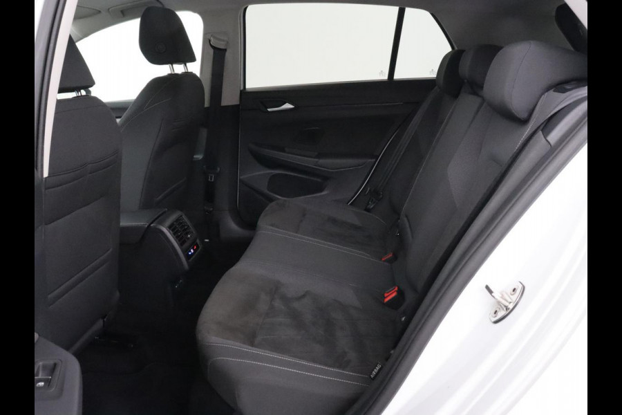 Volkswagen Golf 1.5 TSI Style | Panoramadak | Stoelverwarming | Head-Up | Trekhaak | Camera | Massage | Carplay | Navigatie | Adaptive cruise | Harman/Kardon | Sfeerverlichting | Keyless | Park Assist | Getint glas